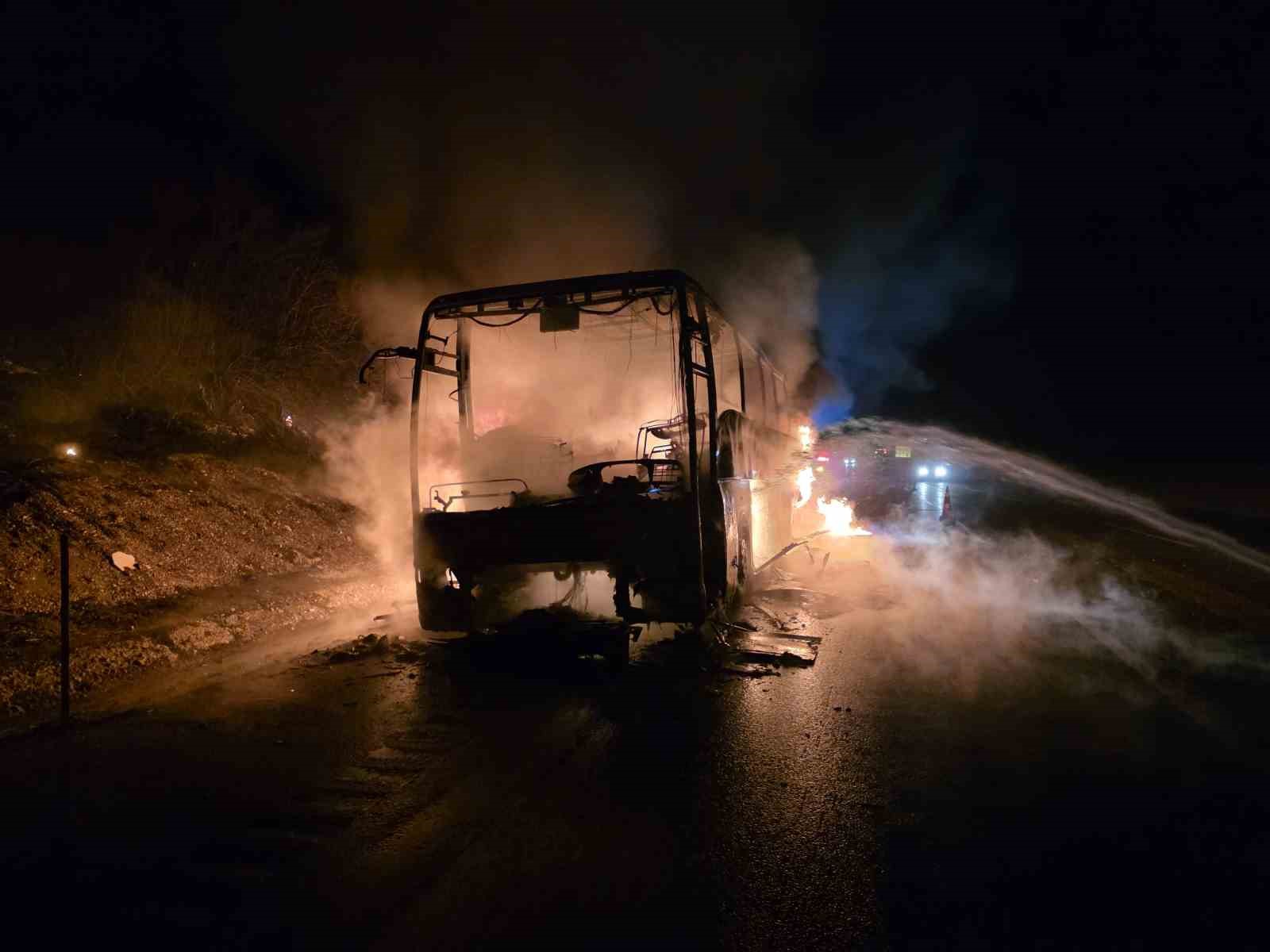otoyolda 39 yolcusu bulunan otobus alev alev yandi 3 yYzt1ilm