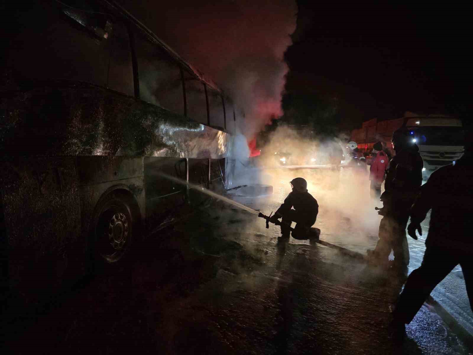 otoyolda 39 yolcusu bulunan otobus alev alev yandi 4 Cd4hkhre