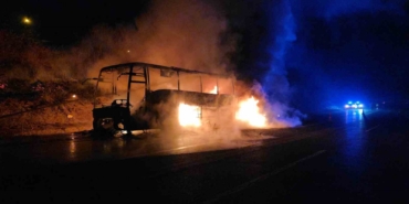 otoyolda-39-yolcusu-bulunan-otobus-alev-alev-yandi-6WQgfg6v.jpg