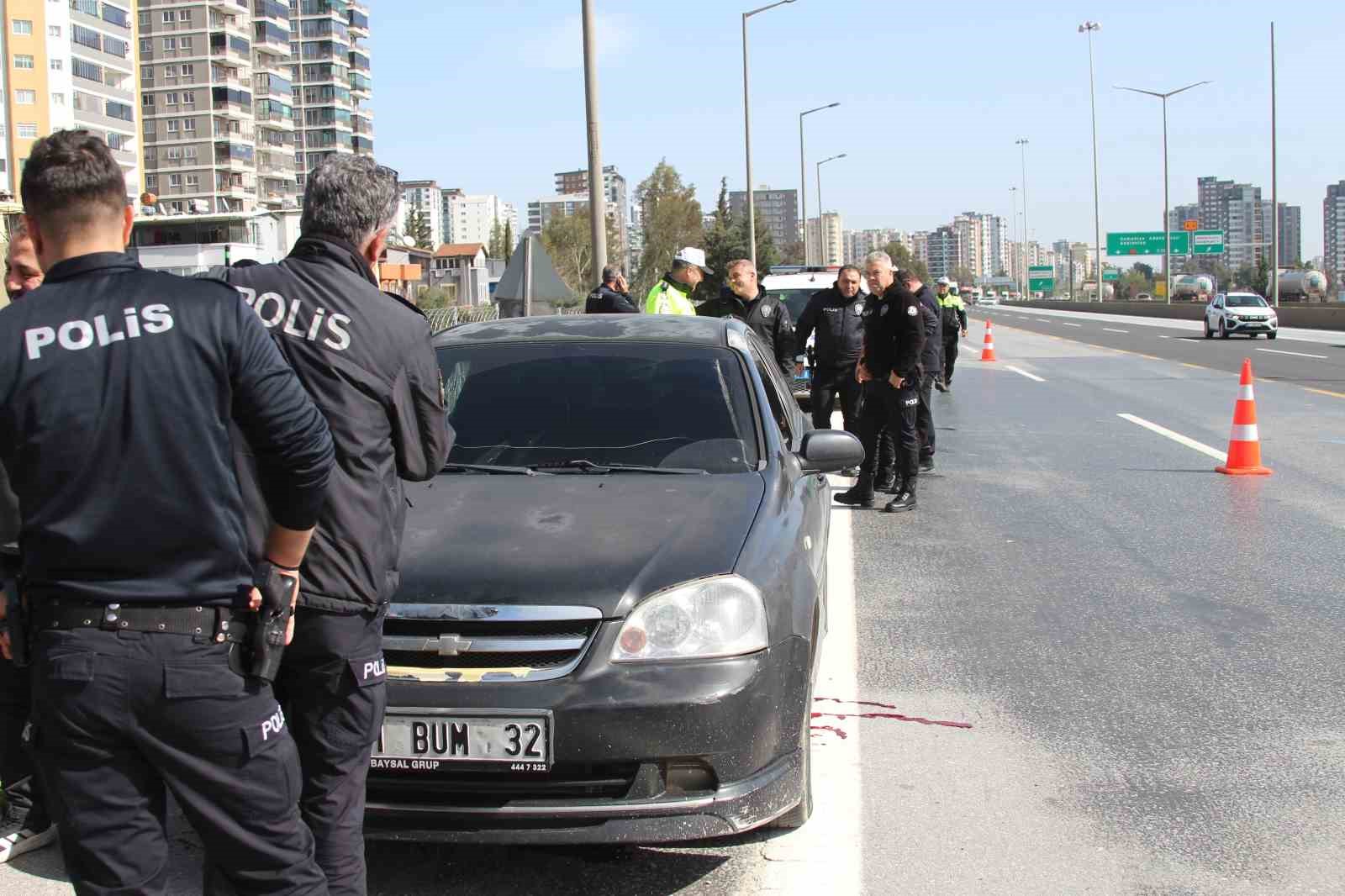 otoyolda arac icinde sir olum basindan tufekle vurulmus halde bulundu 0