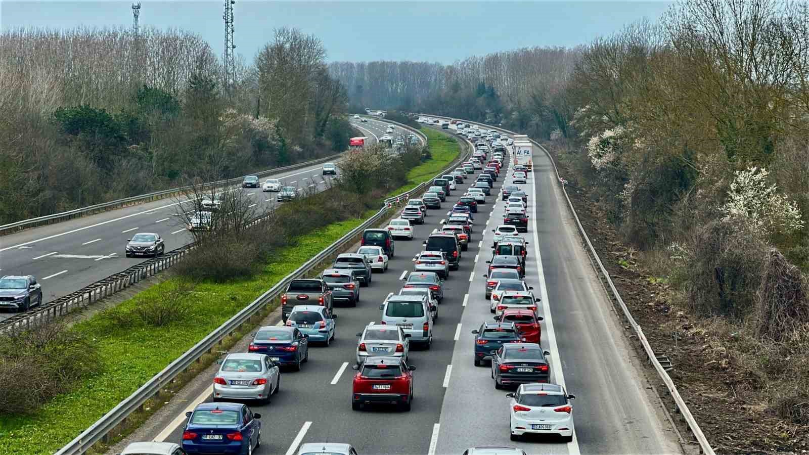 otoyolda bayram yogunlugu artarak devam ediyor 5 5mCeO1u3
