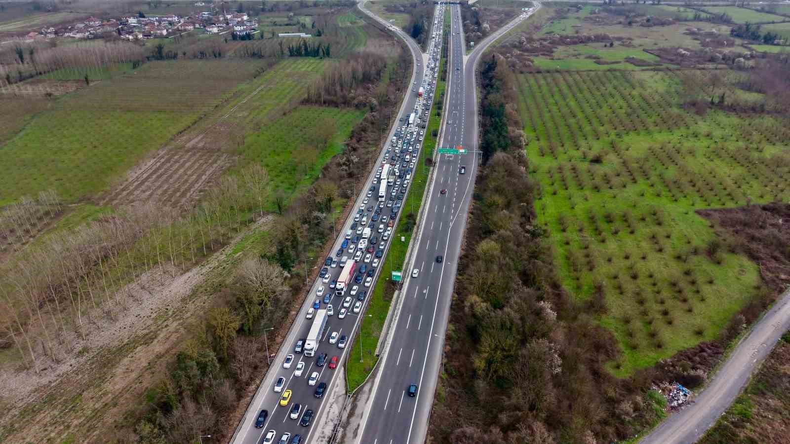 otoyolda bayram yogunlugu artarak devam ediyor 6 7Rpeqfb2