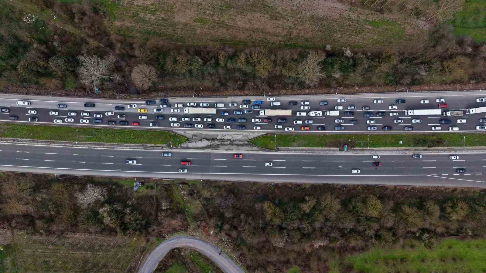 otoyolda bayram yogunlugu artarak devam ediyor 7 aD2yX3Aa