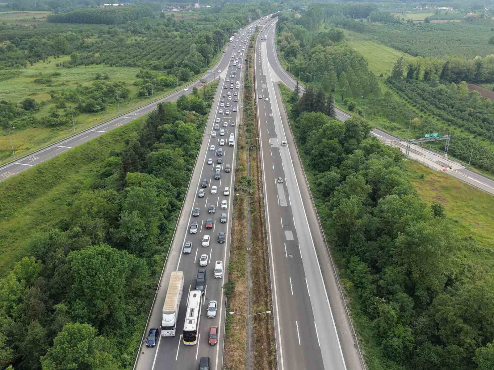 otoyolda bayram yogunlugu artti trafik yavasladi 1 7XcwJVQz
