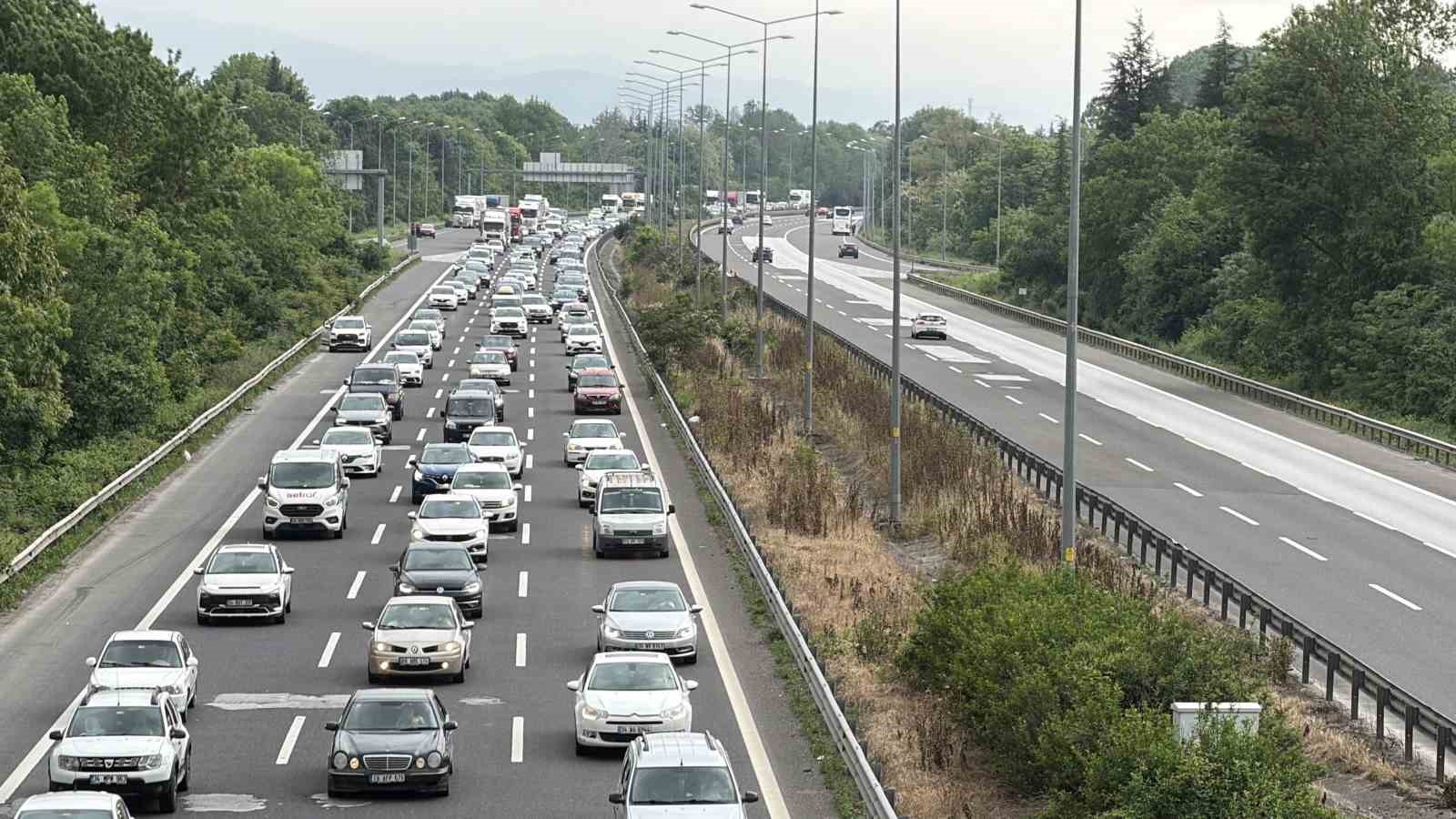 otoyolda bayram yogunlugu artti trafik yavasladi 3 WYec5Qlc