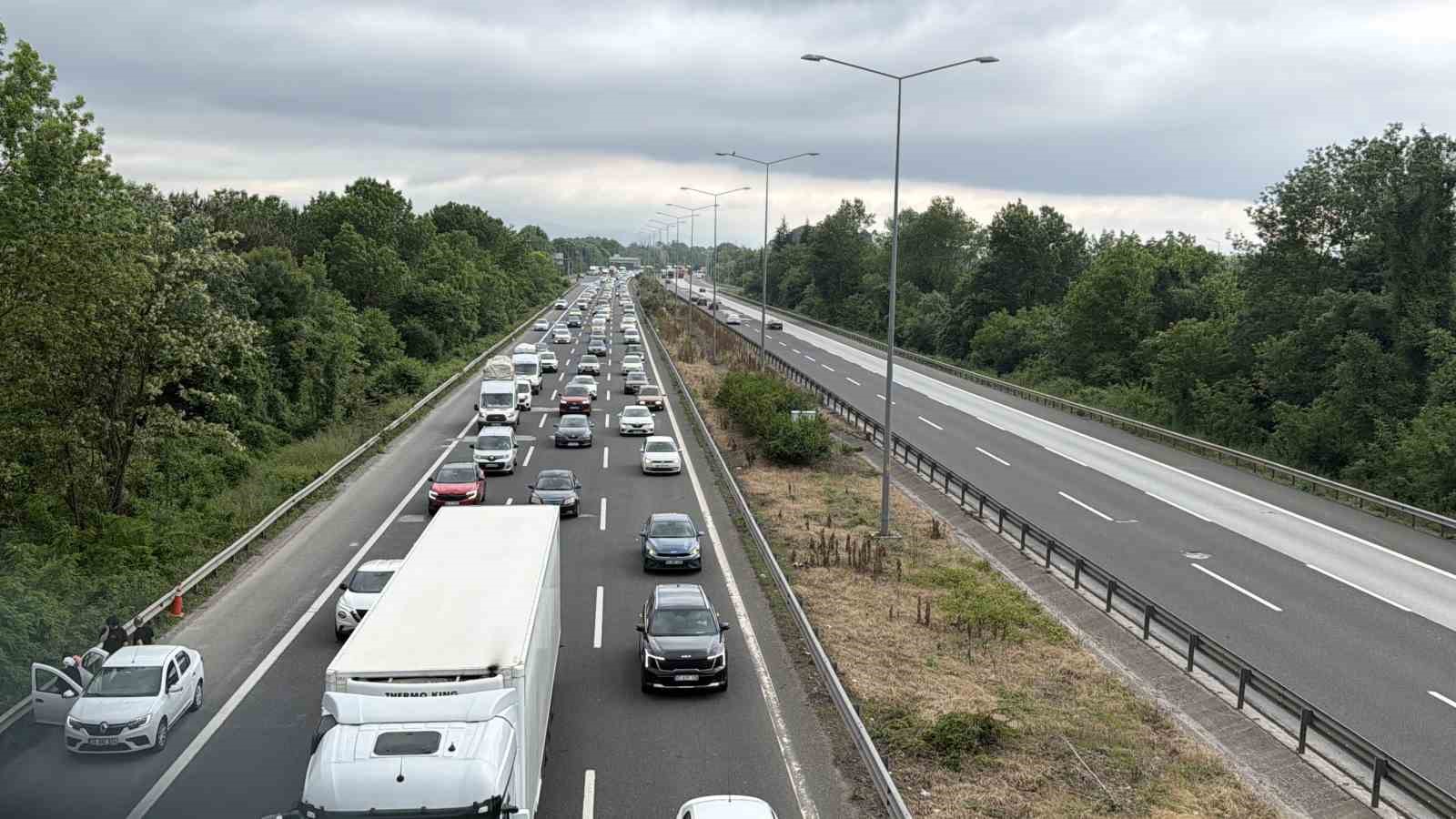otoyolda bayram yogunlugu artti trafik yavasladi 4 1sT6Qm2c