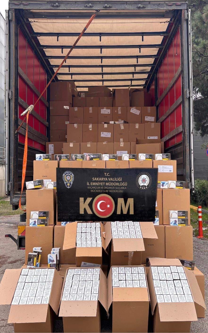 otoyolda durdurulan tirda 6 milyon kacak makaron ele gecirildi 0 RbqLUuJc