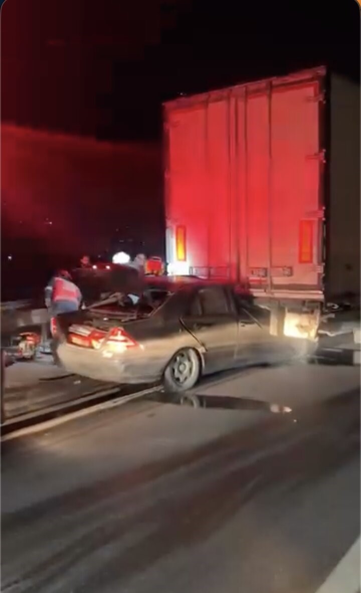 otoyolda kontrolden cikan otomobil tira arkadan carpti 1 yarali 0