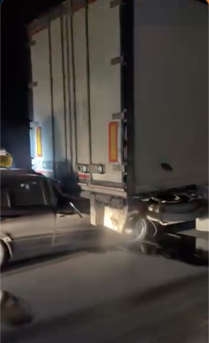 otoyolda kontrolden cikan otomobil tira arkadan carpti 1 yarali 1 wOfHuEzf