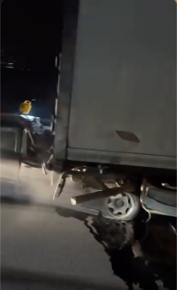 otoyolda kontrolden cikan otomobil tira arkadan carpti 1 yarali 2