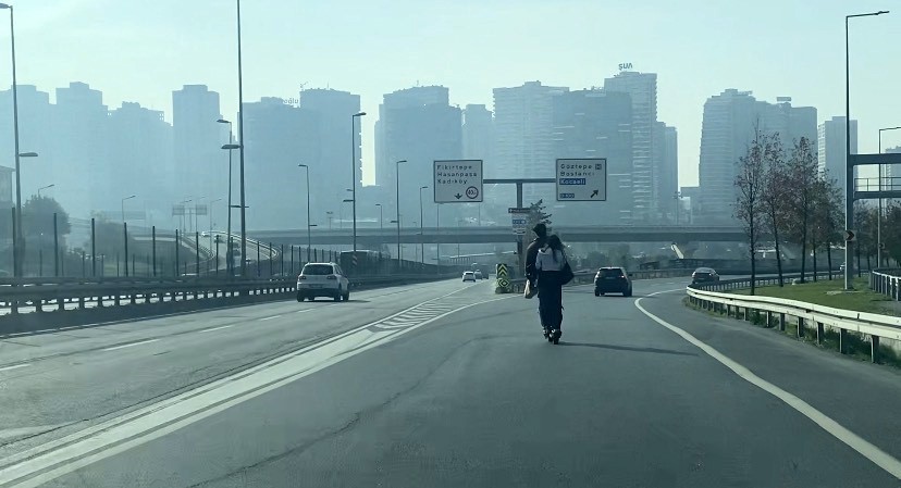 otoyolda scooter ile tehlikeli yolculuk kamerada 0 peF7sDXJ