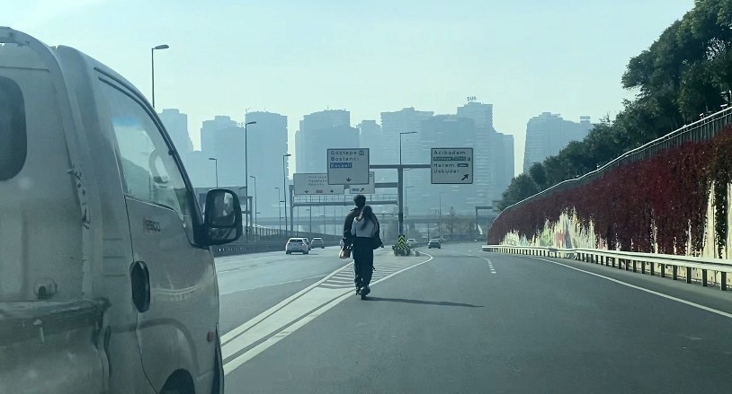 otoyolda scooter ile tehlikeli yolculuk kamerada 1 kPKtCN3a