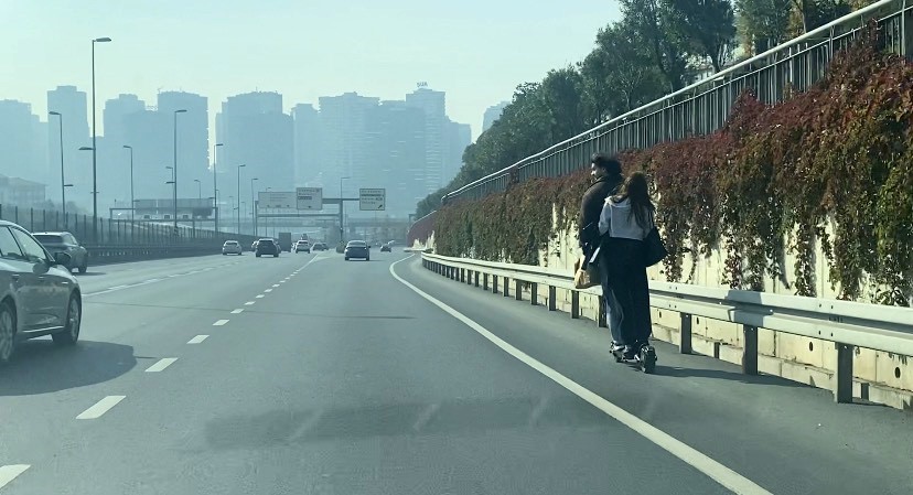 otoyolda scooter ile tehlikeli yolculuk kamerada 2 9beCG3SO