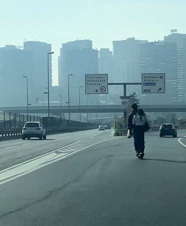 otoyolda-scooter-ile-tehlikeli-yolculuk-kamerada-KktiHACF.jpg