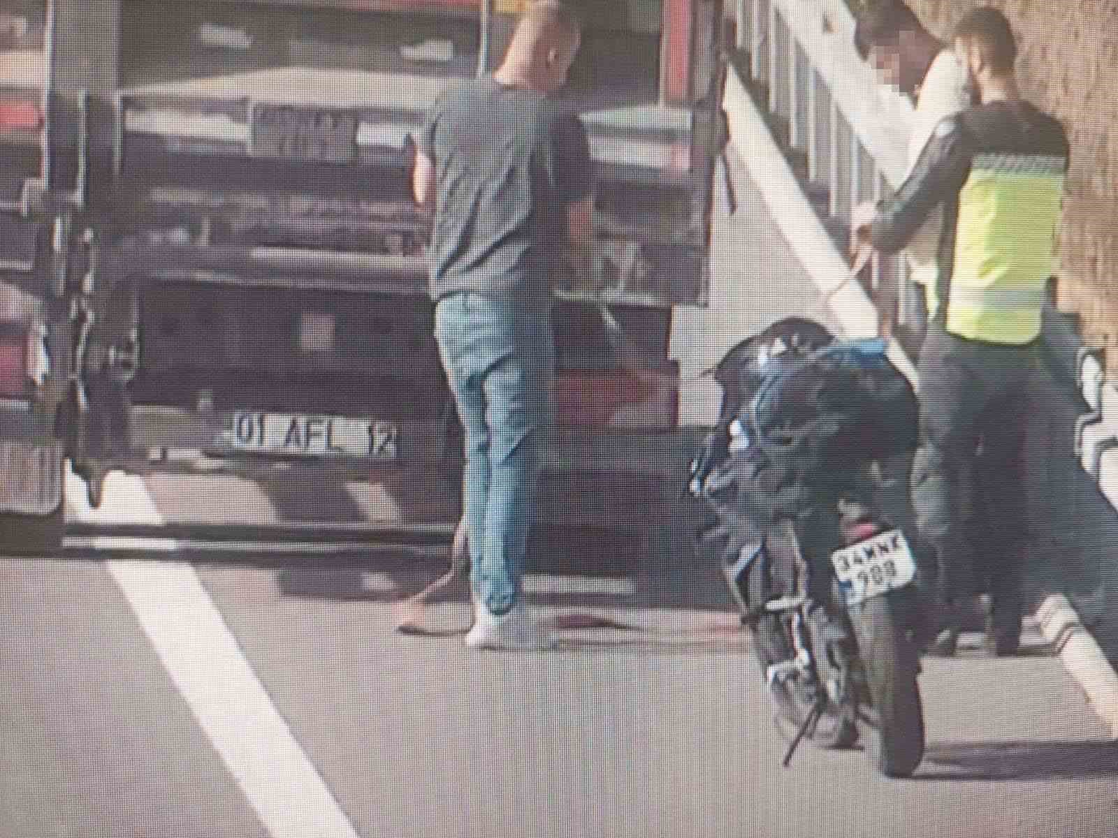 otoyolda tehlikeli yolculuk kameralara yansidi benzini biten motosikleti kamyonla cektiler 0 VGrJJaBc