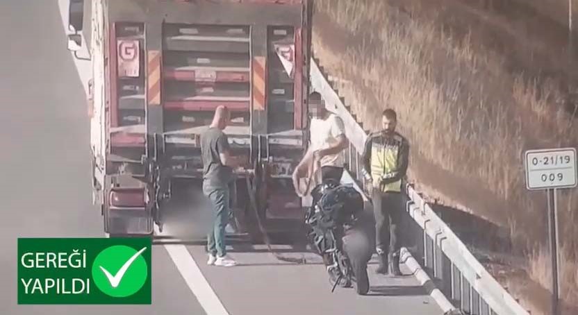 otoyolda tehlikeli yolculuk kameralara yansidi benzini biten motosikleti kamyonla cektiler 1 TGdySsaw