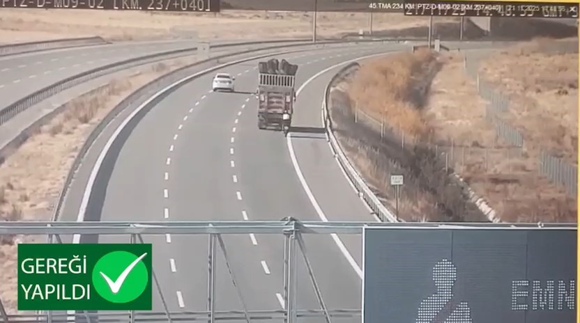 otoyolda tehlikeli yolculuk kameralara yansidi benzini biten motosikleti kamyonla cektiler 2 ET6fs7h5