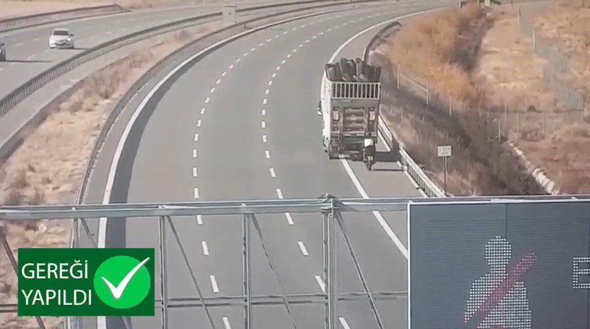 otoyolda tehlikeli yolculuk kameralara yansidi benzini biten motosikleti kamyonla cektiler 3 4uEUKAv3