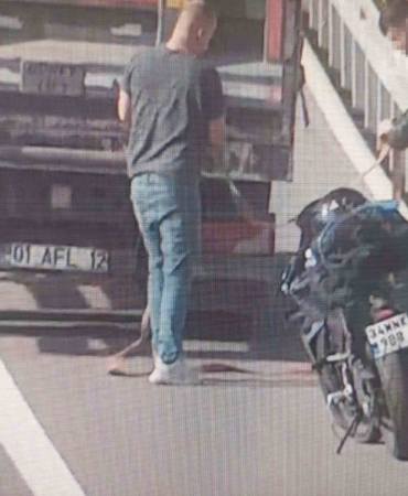 otoyolda-tehlikeli-yolculuk-kameralara-yansidi-benzini-biten-motosikleti-kamyonla-cektiler-mgVTU6Qd.jpg