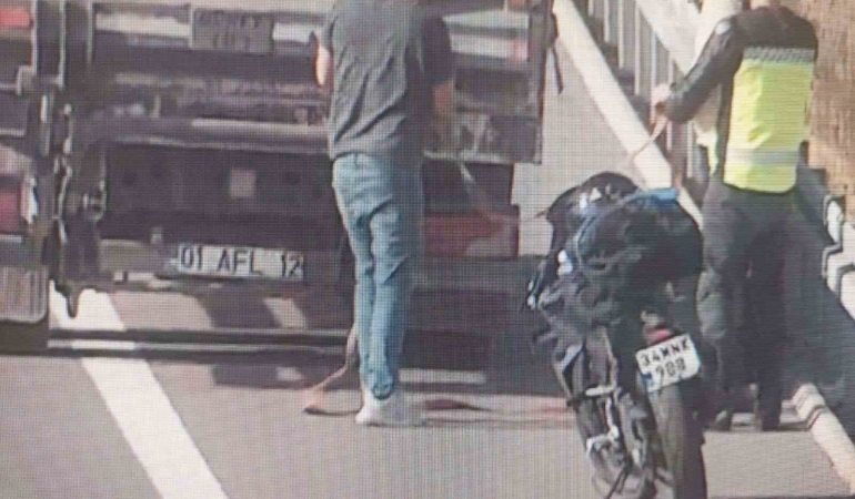 otoyolda-tehlikeli-yolculuk-kameralara-yansidi-benzini-biten-motosikleti-kamyonla-cektiler-mgVTU6Qd.jpg