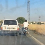 otoyolda-tehlikeli-yolculuk-motosiklet-otomobil-kemerine-tutunarak-ilerledi-b1VUeURA.jpg