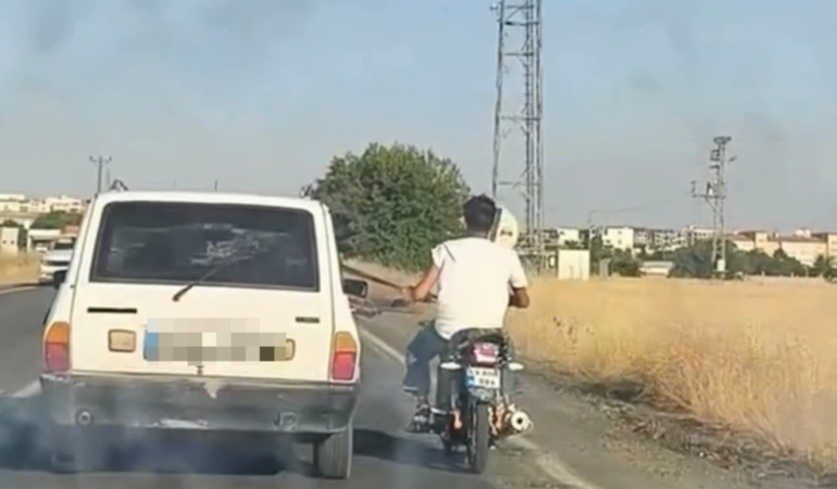 otoyolda-tehlikeli-yolculuk-motosiklet-otomobil-kemerine-tutunarak-ilerledi-b1VUeURA.jpg
