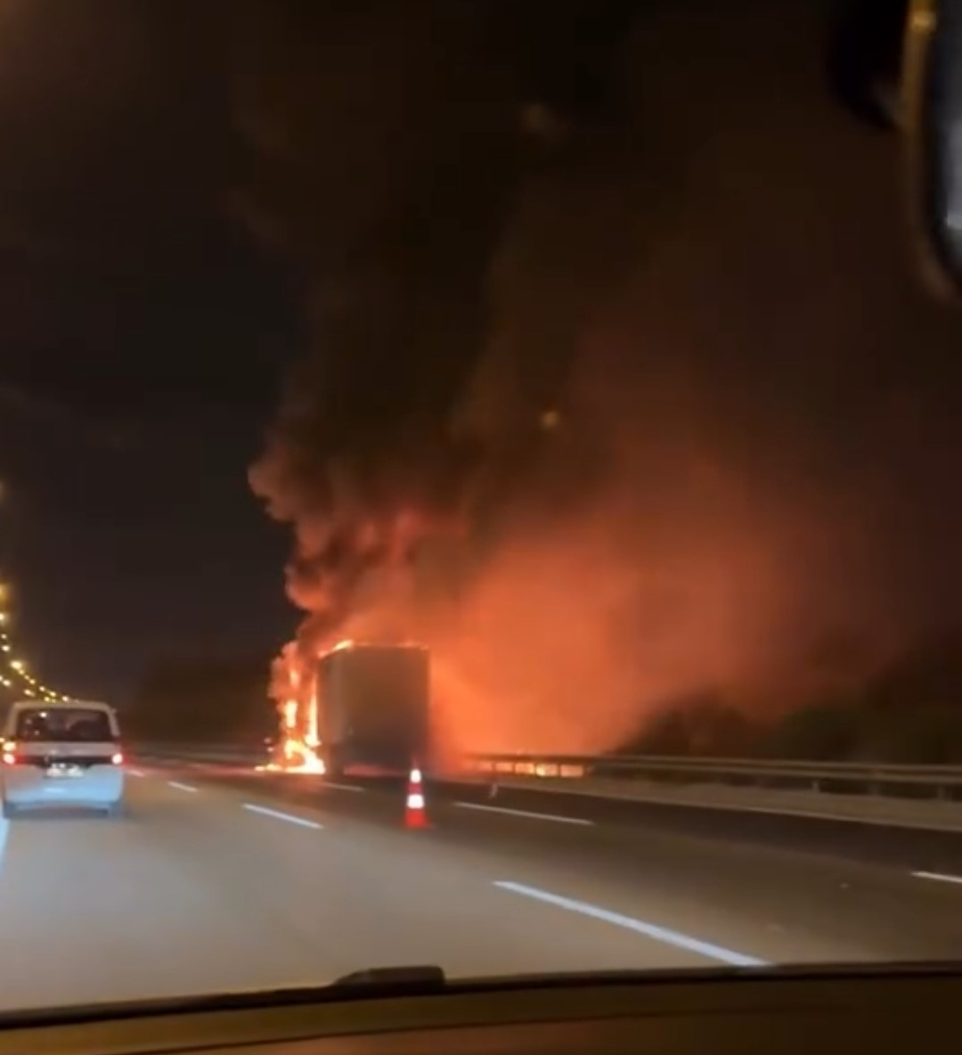 Otoyolda tır alev alev yandı 4 otoyolda tir alev alev yandi 0 1JtELRwn
