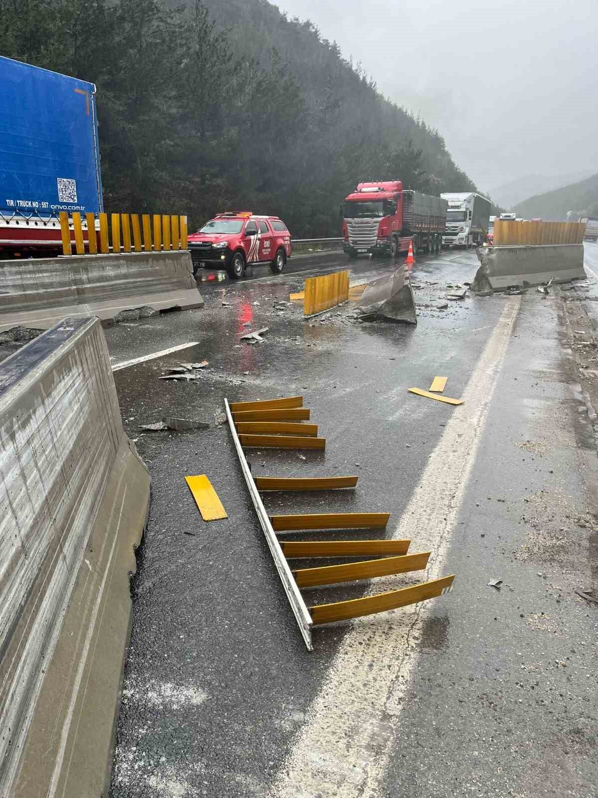 otoyolda tir bariyerlere carpip sarampole yuvarlandi 2 yarali 1 78ZTtI92