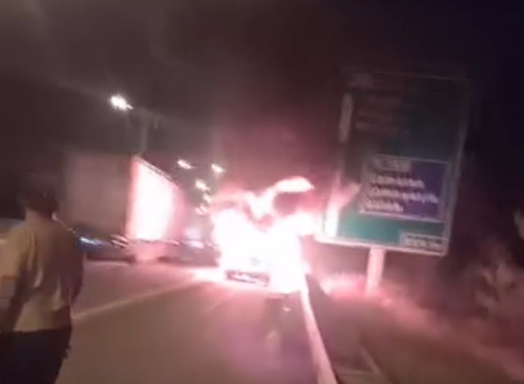 otoyolda yanan otomobil kullanilamaz hale geldi 1 76I2m8LX