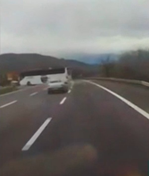 otoyolda yasak yerden donus yapan otobus surucusune ceza 1 Mq7BYuJ5