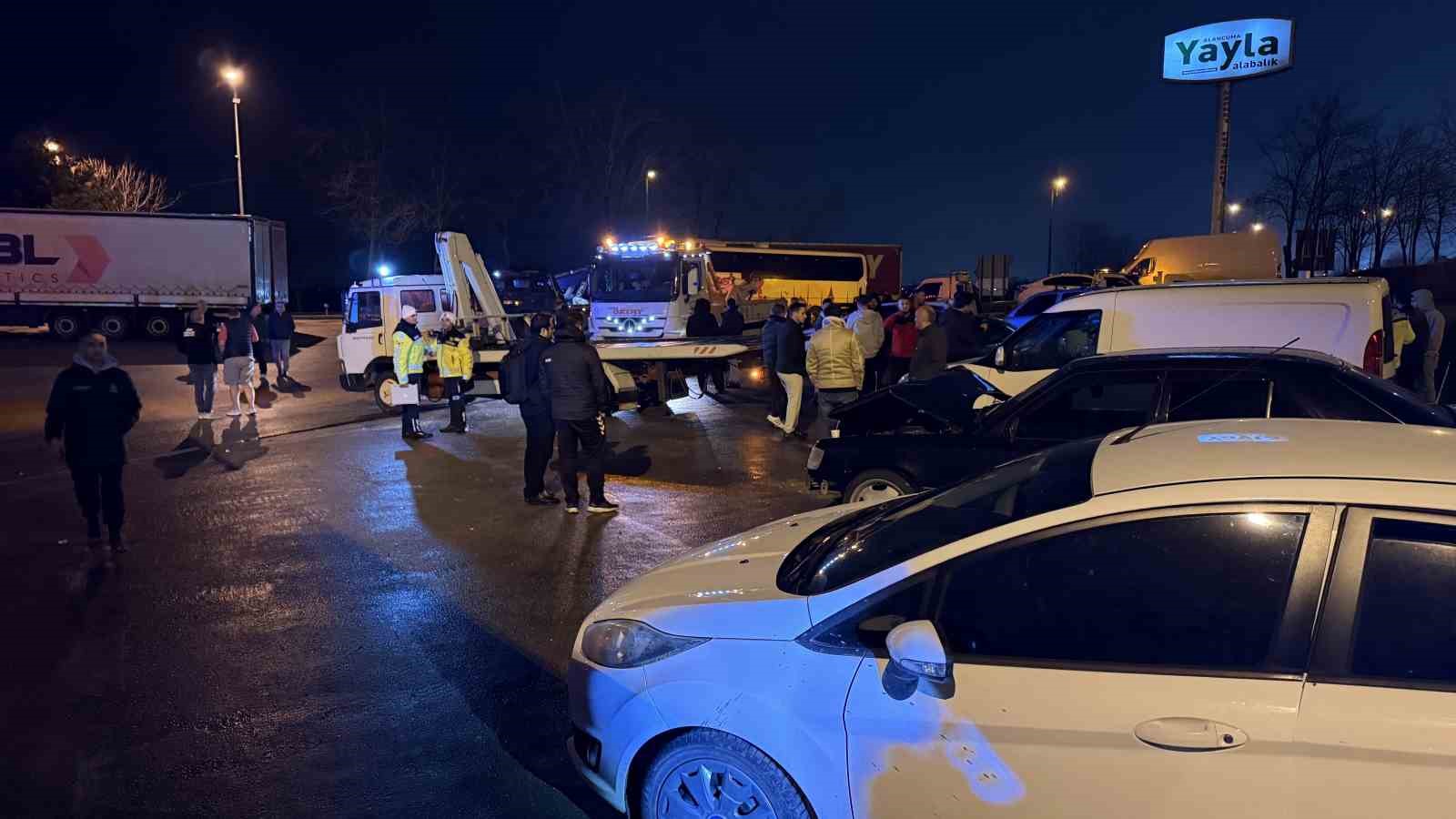 Otoyoldaki feci kazada tır sürücüsü yaşananları anlattı: "Gelen vurdu, giden vurdu" 12 otoyoldaki feci kazada tir surucusu yasananlari anlatti gelen vurdu giden vurdu 8 YUC2YUdG