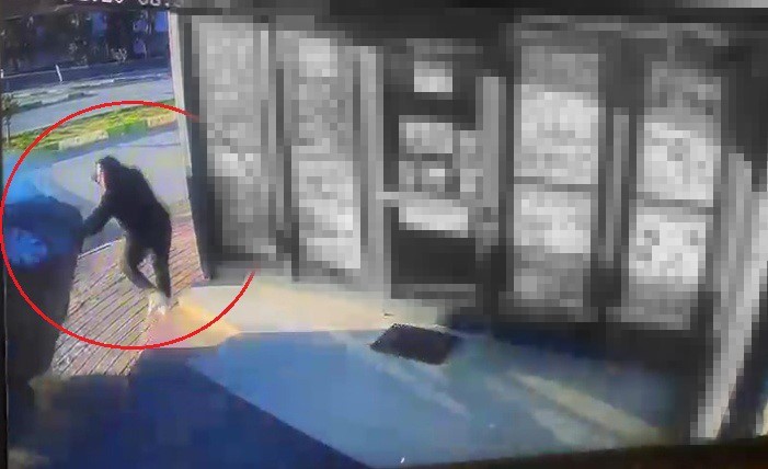 oturdugu yerde aracin altinda kalmaktan saniyelerle ile kurtuldu o anlar guvenlik kamerasina yansidi 0