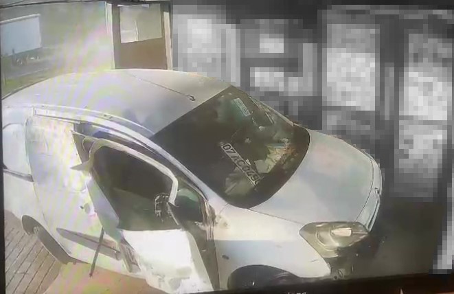 oturdugu yerde aracin altinda kalmaktan saniyelerle ile kurtuldu o anlar guvenlik kamerasina yansidi 2 ZltPIylC