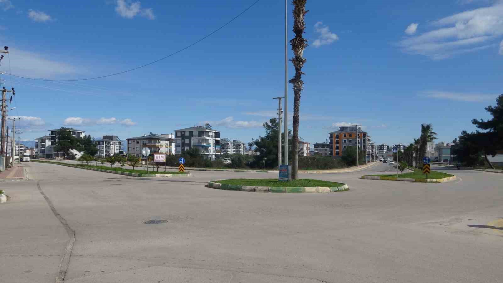oturdugu yerde aracin altinda kalmaktan saniyelerle ile kurtuldu o anlar guvenlik kamerasina yansidi 4 mFnYj3li