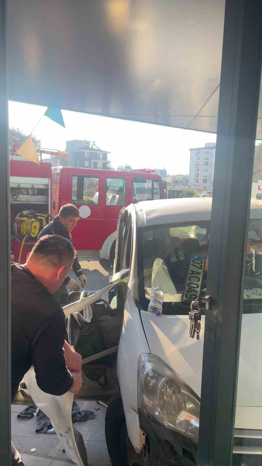 oturdugu yerde aracin altinda kalmaktan saniyelerle ile kurtuldu o anlar guvenlik kamerasina yansidi 5 rS9YjUCk