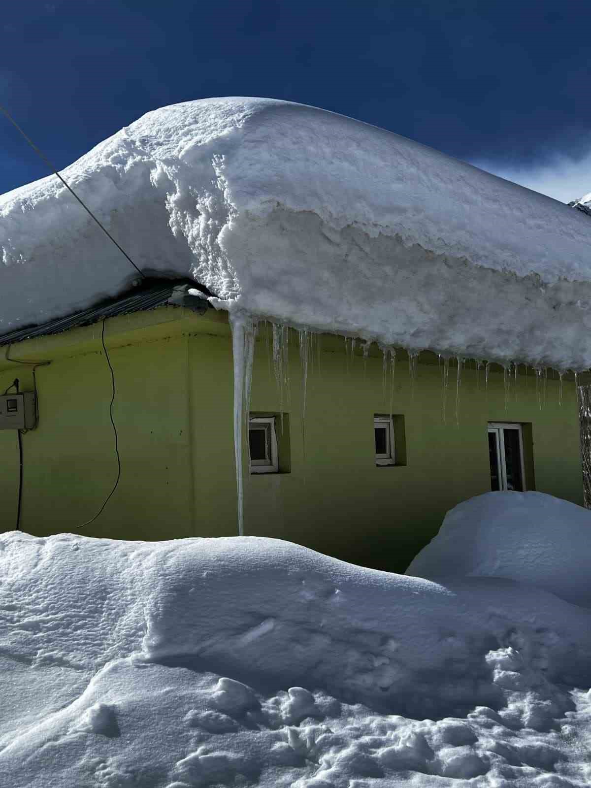 ovacikta kar kalinligi 2 metreyi buldu evler kardan kayboldu 1