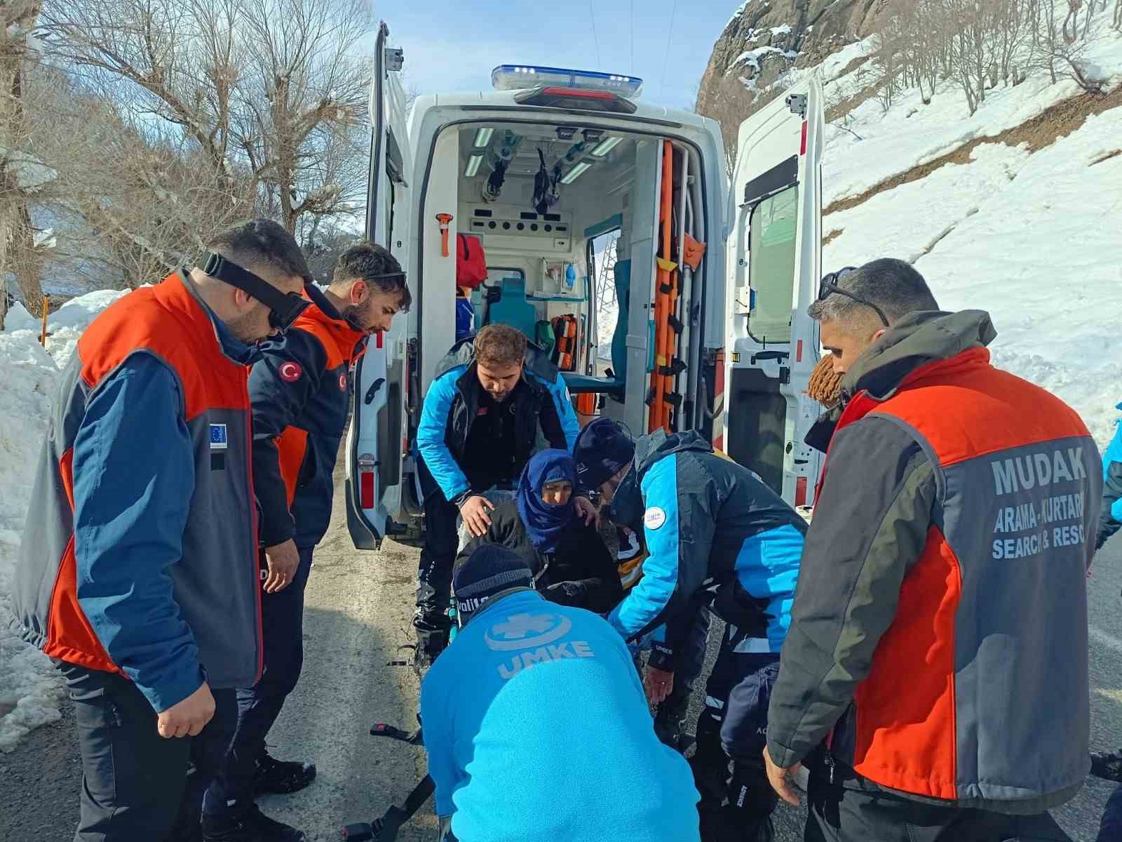 Ovacık’ta karla mücadelede zamanla yarış: 2 hastaya zorlu şartlarda müdahale 5 ovacikta karla mucadelede zamanla yaris 2 hastaya zorlu sartlarda mudahale 1 Ygk2L3ZB