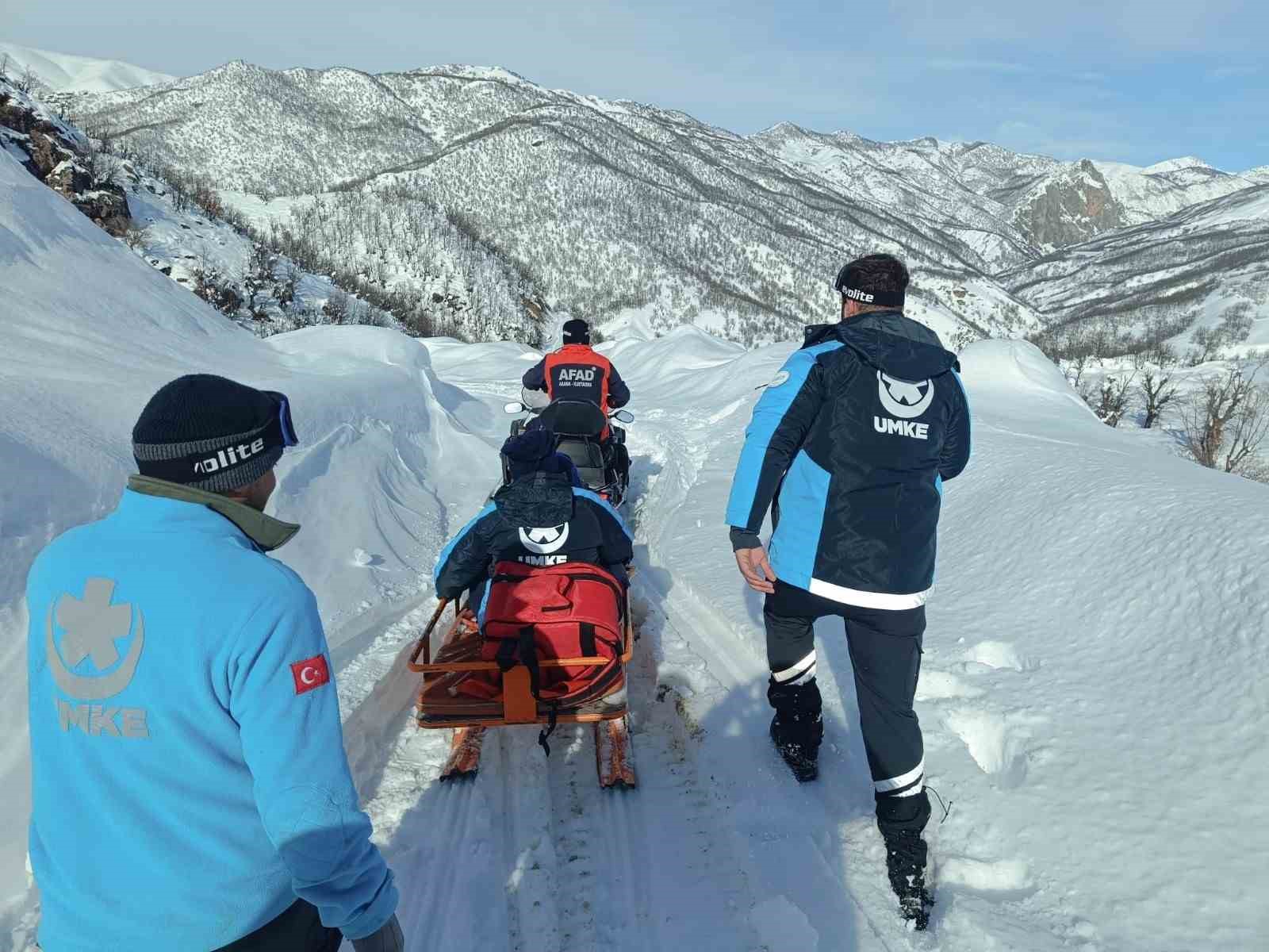 Ovacık’ta karla mücadelede zamanla yarış: 2 hastaya zorlu şartlarda müdahale 6 ovacikta karla mucadelede zamanla yaris 2 hastaya zorlu sartlarda mudahale 2 vQKICNMC