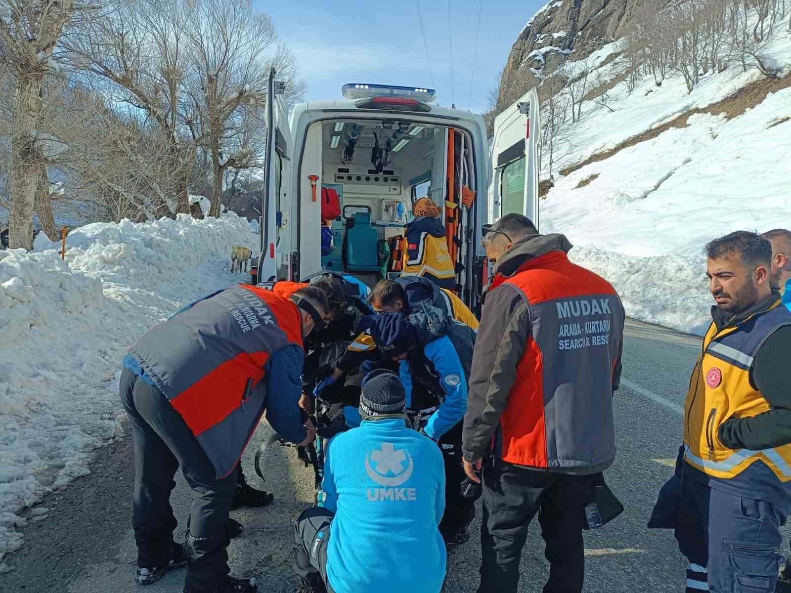 Ovacık’ta karla mücadelede zamanla yarış: 2 hastaya zorlu şartlarda müdahale 7 ovacikta karla mucadelede zamanla yaris 2 hastaya zorlu sartlarda mudahale 3 OYsrbOdA