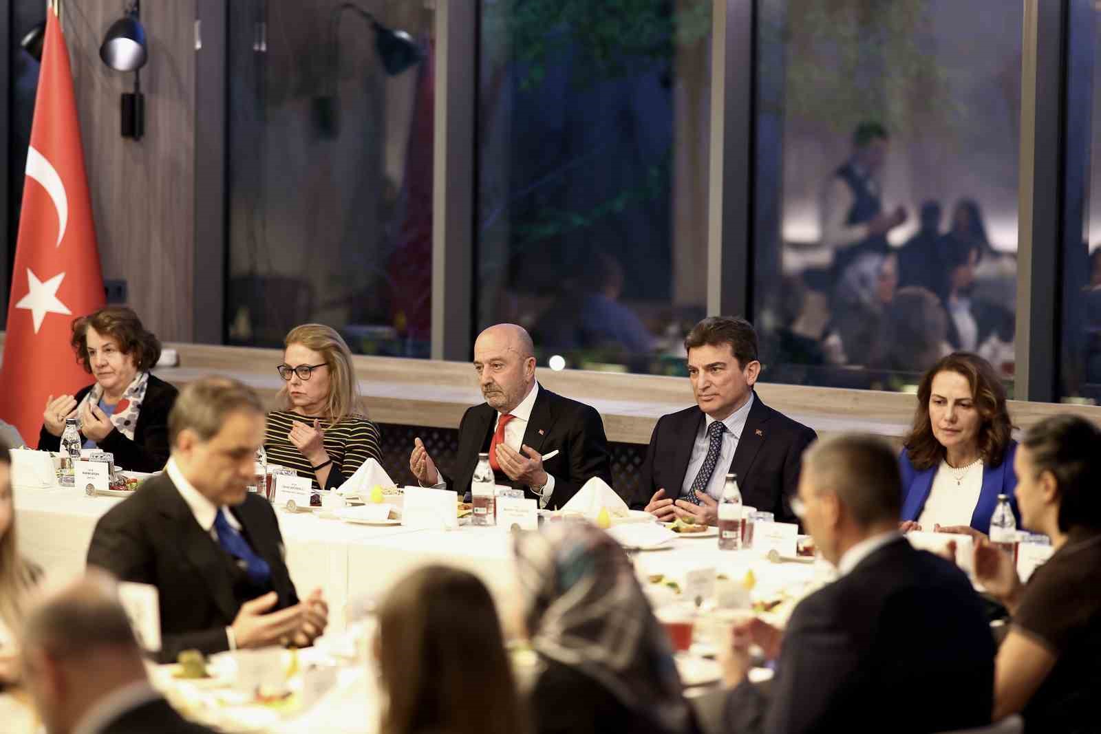 oyak yonetimi sehit aileleriyle iftar sofrasinda bir araya geldi 2 XK6S2SVm