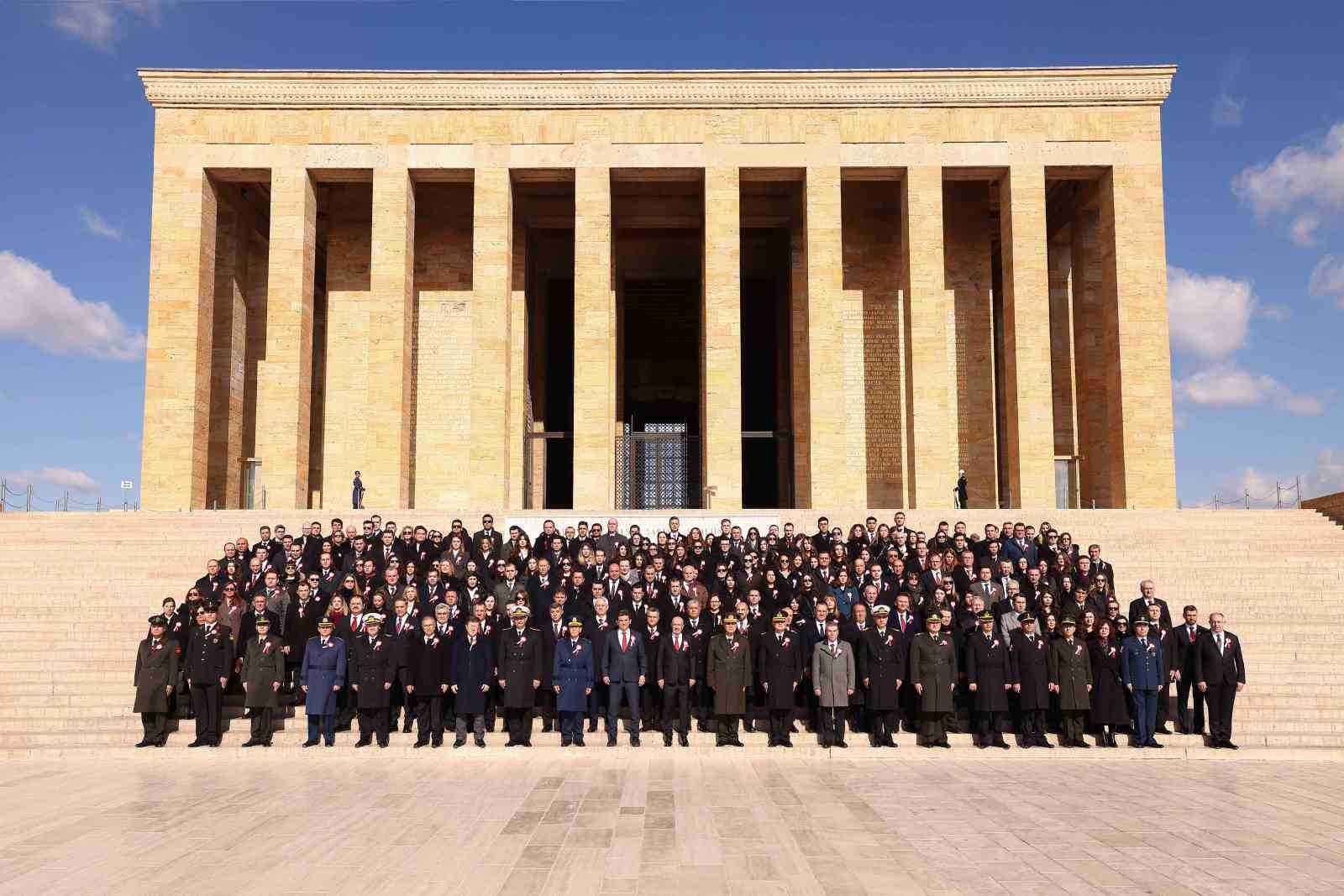 oyaktan 65inci kurulus yil donumunde anitkabire ziyaret 2 DhsvypAF