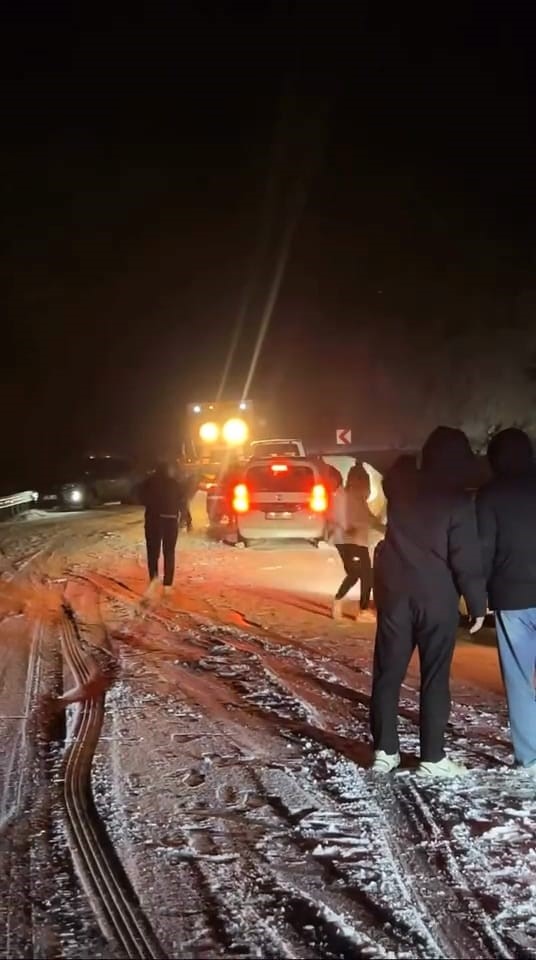 oylat kaplicalarinda 20 arac yolda mahsur kaldi 1 OCavSJTu