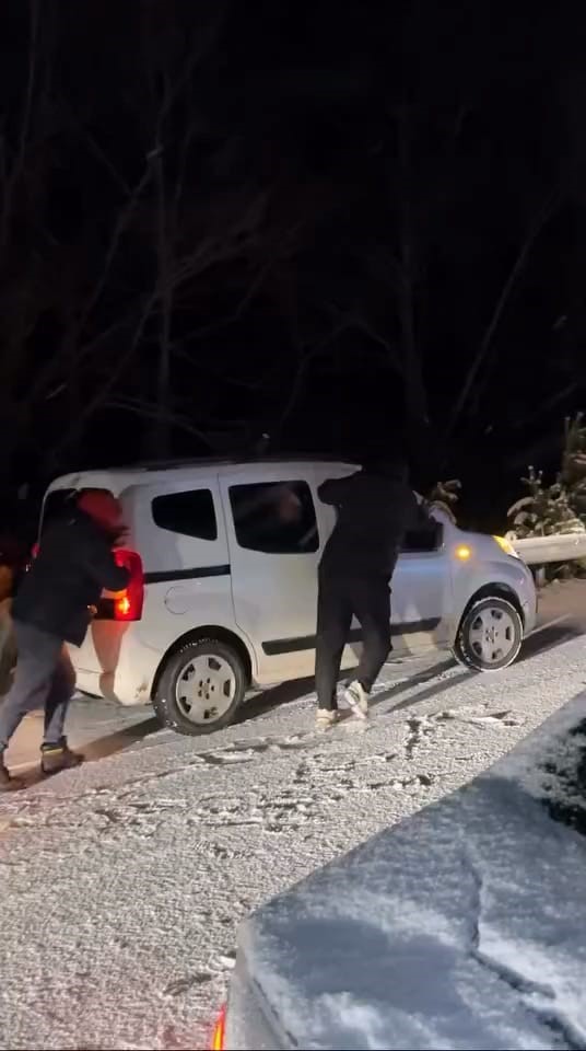 oylat kaplicalarinda 20 arac yolda mahsur kaldi 2 KrlTC8zQ
