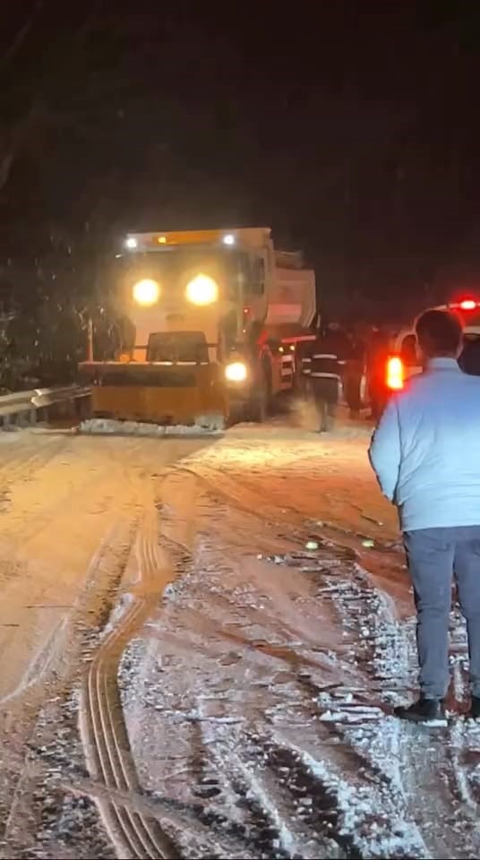 oylat kaplicalarinda 20 arac yolda mahsur kaldi 3 MTDlMaLk