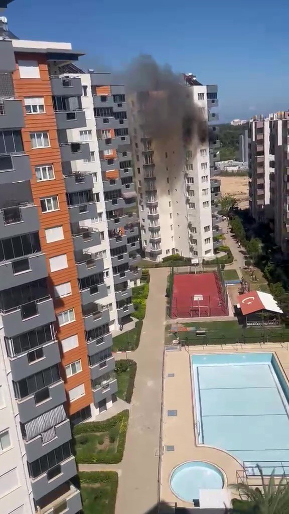 oyun oynarken yakilan mum daireyi kule cevirdi 3 clhrJVnc