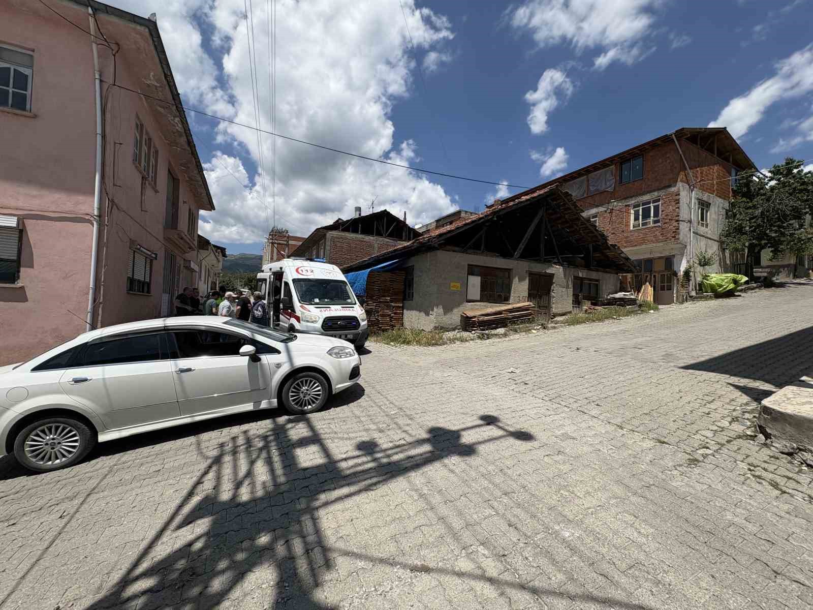 Oyun oynarken yola atlayan çocuğa otomobil çarptı 5 oyun oynarken yola atlayan cocuga otomobil carpti 1 WWZEqCWB