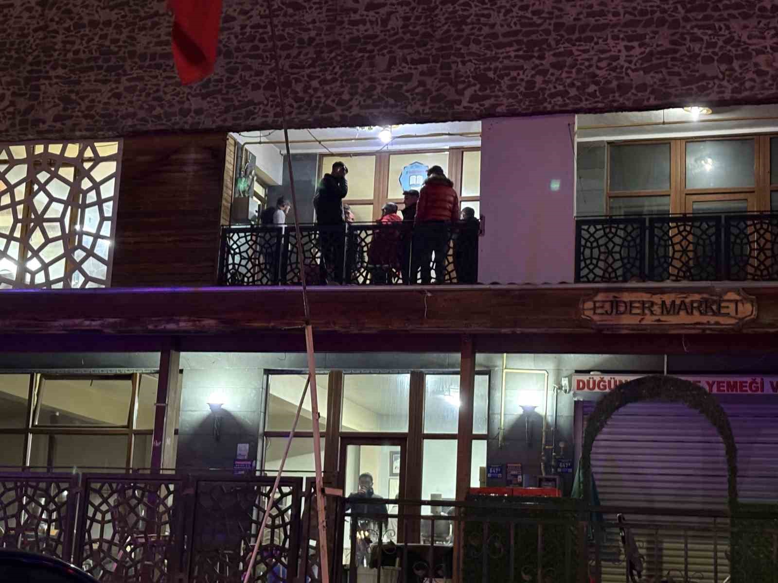 oyun salonunda cikan kavga kanli bitti 1 agir yarali 4 8G7f9TdD