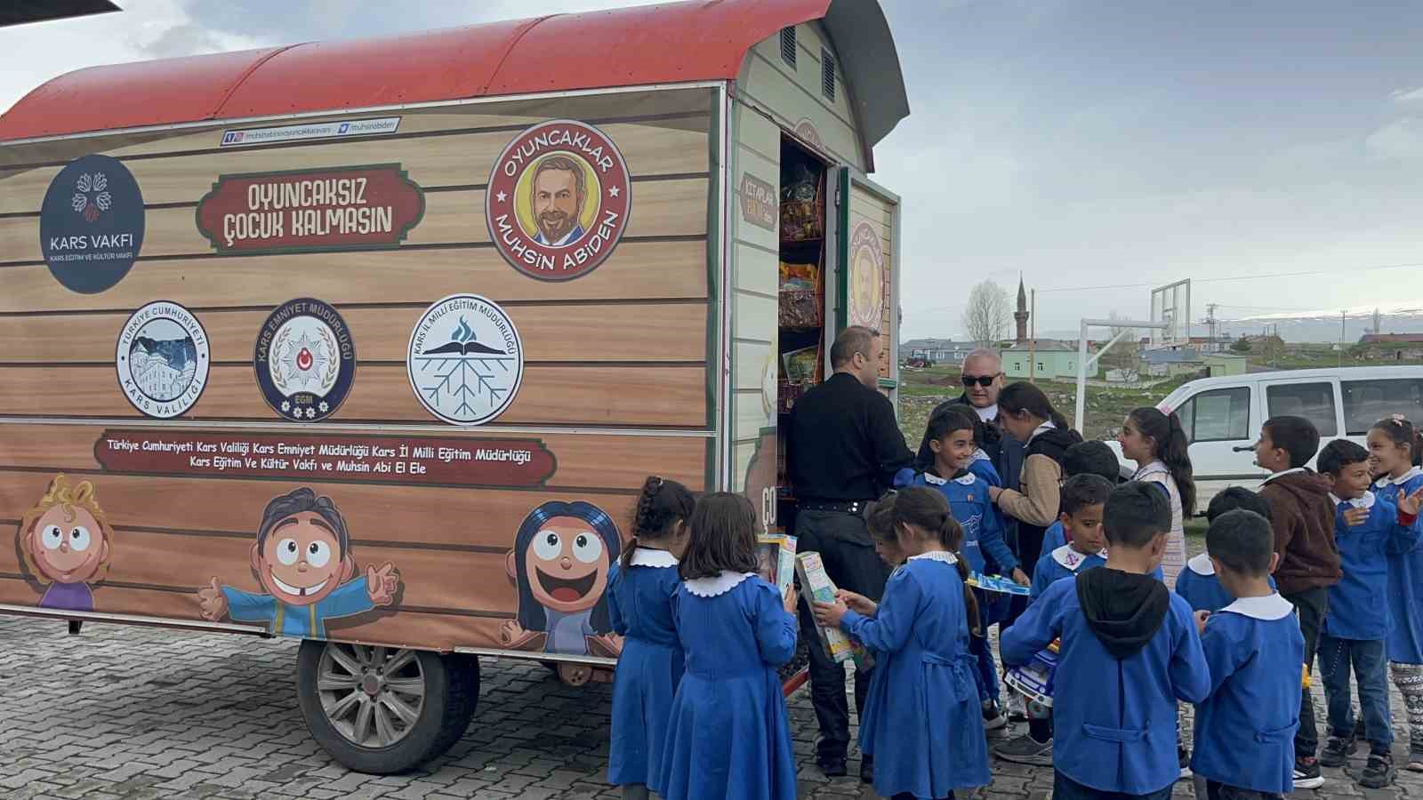 oyuncak karavani karsta minik yurekleri isitti 1