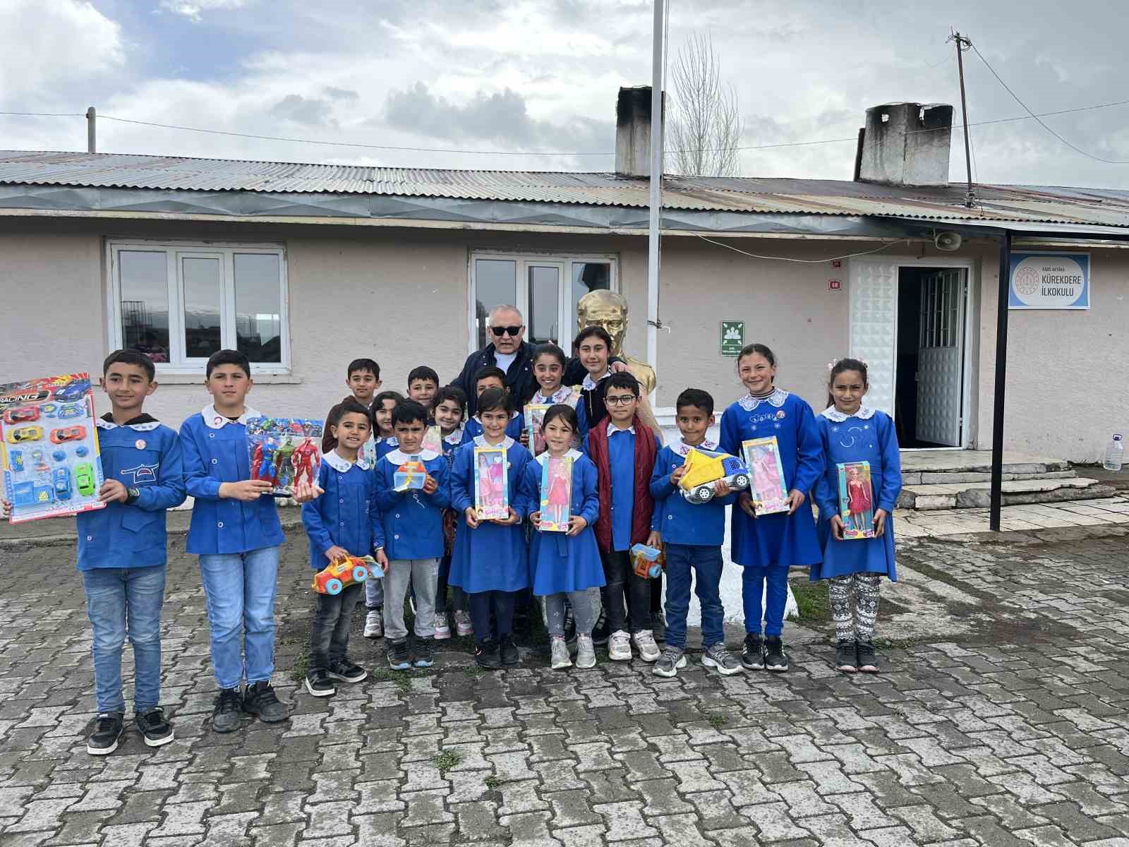 oyuncak karavani karsta minik yurekleri isitti 2 2hlIqmI2