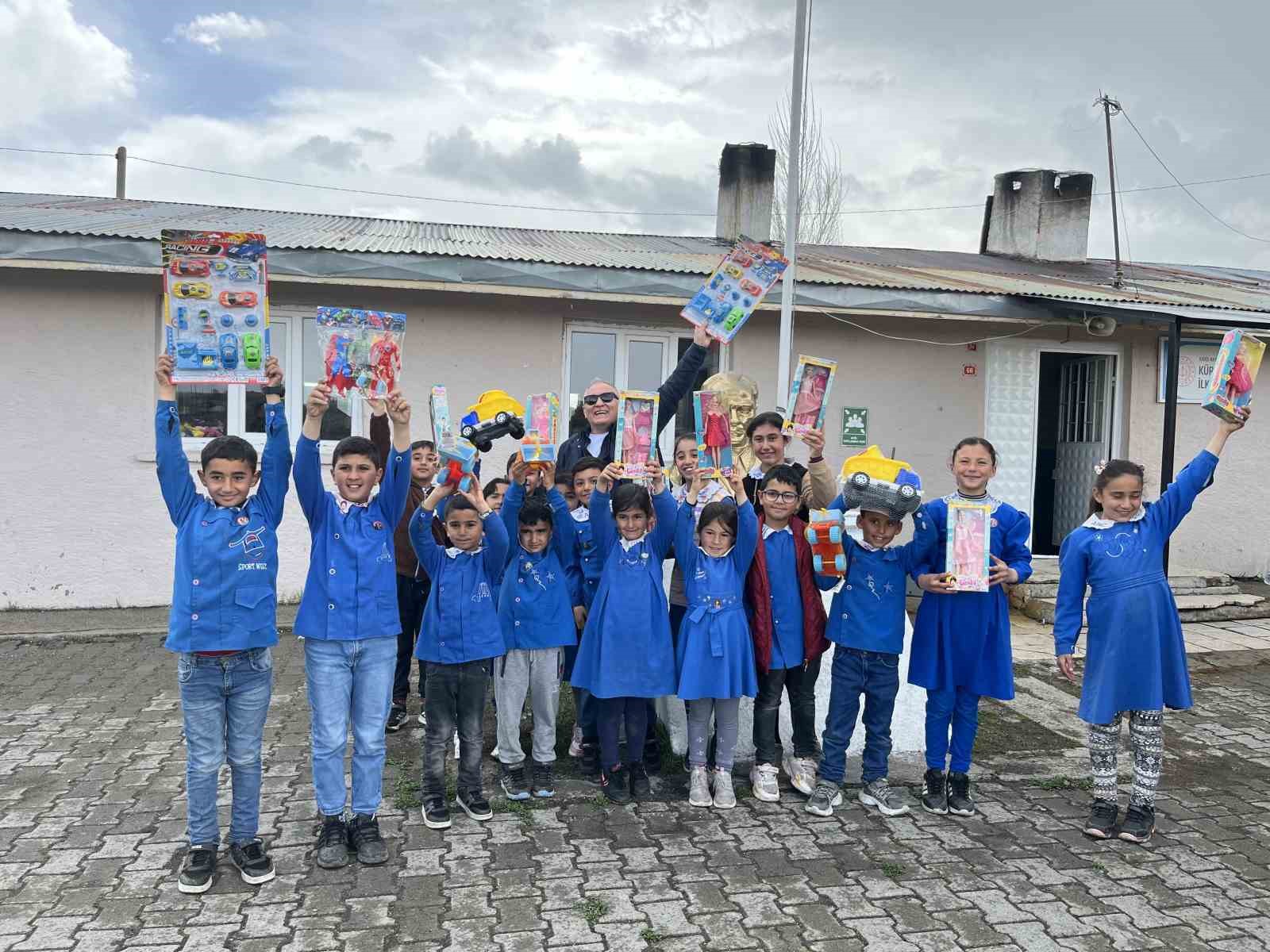 oyuncak karavani karsta minik yurekleri isitti 3 SguDXdhl